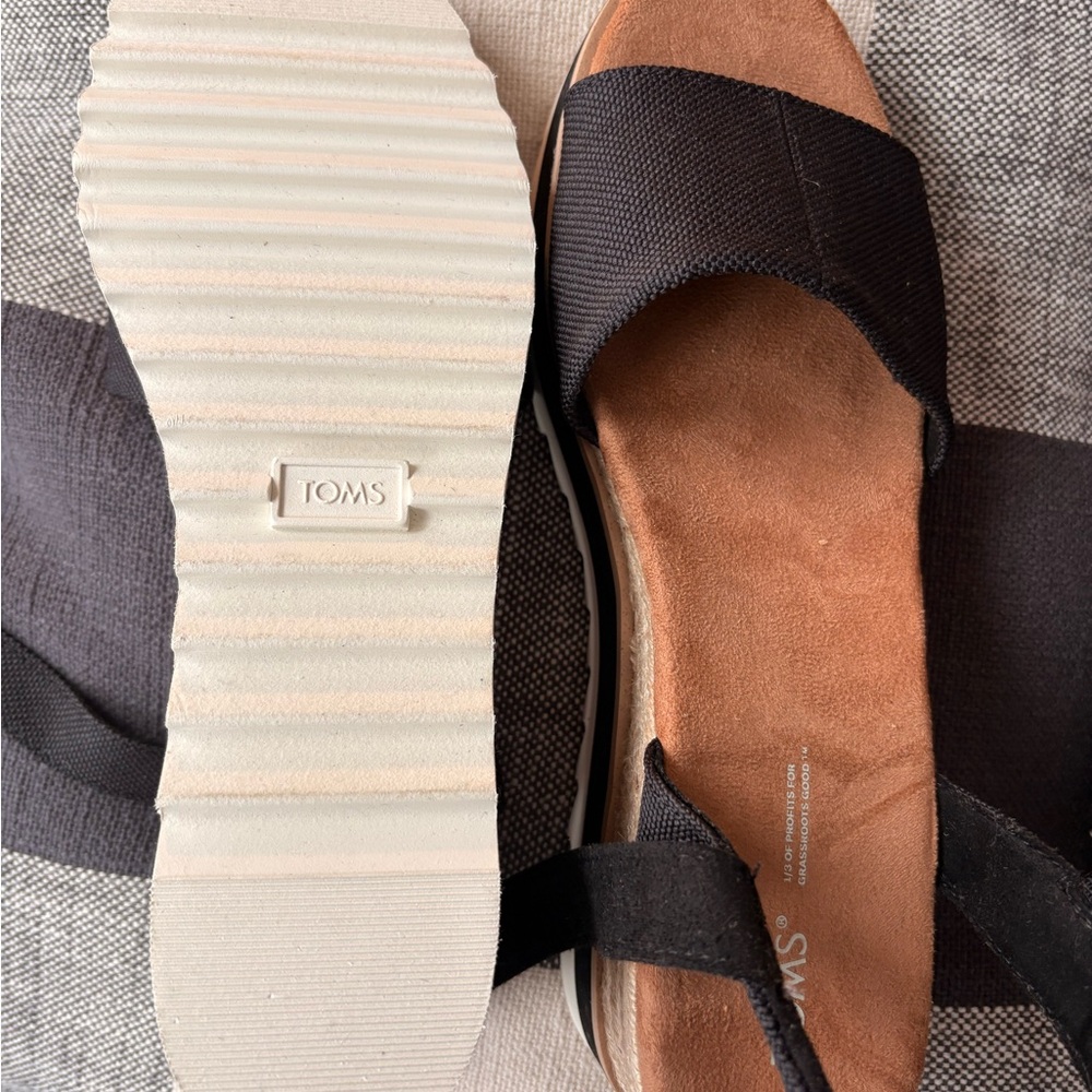 TOMS Women's Black and Tan Sandals